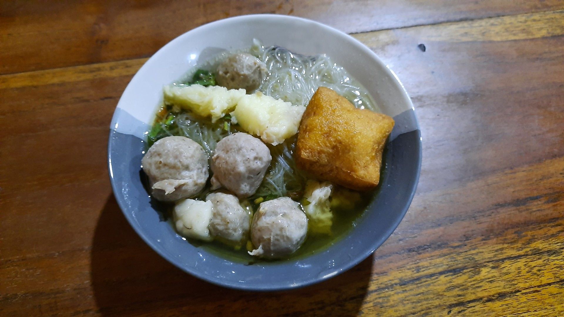 Semangkuk bakso kuah hangat untuk pilihan makan di Langsa