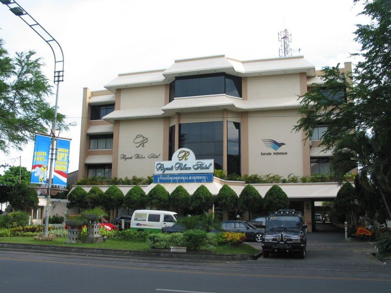 Fasad hotel di Solo untuk pilihan menginap dekat Stasiun Solo Balapan
