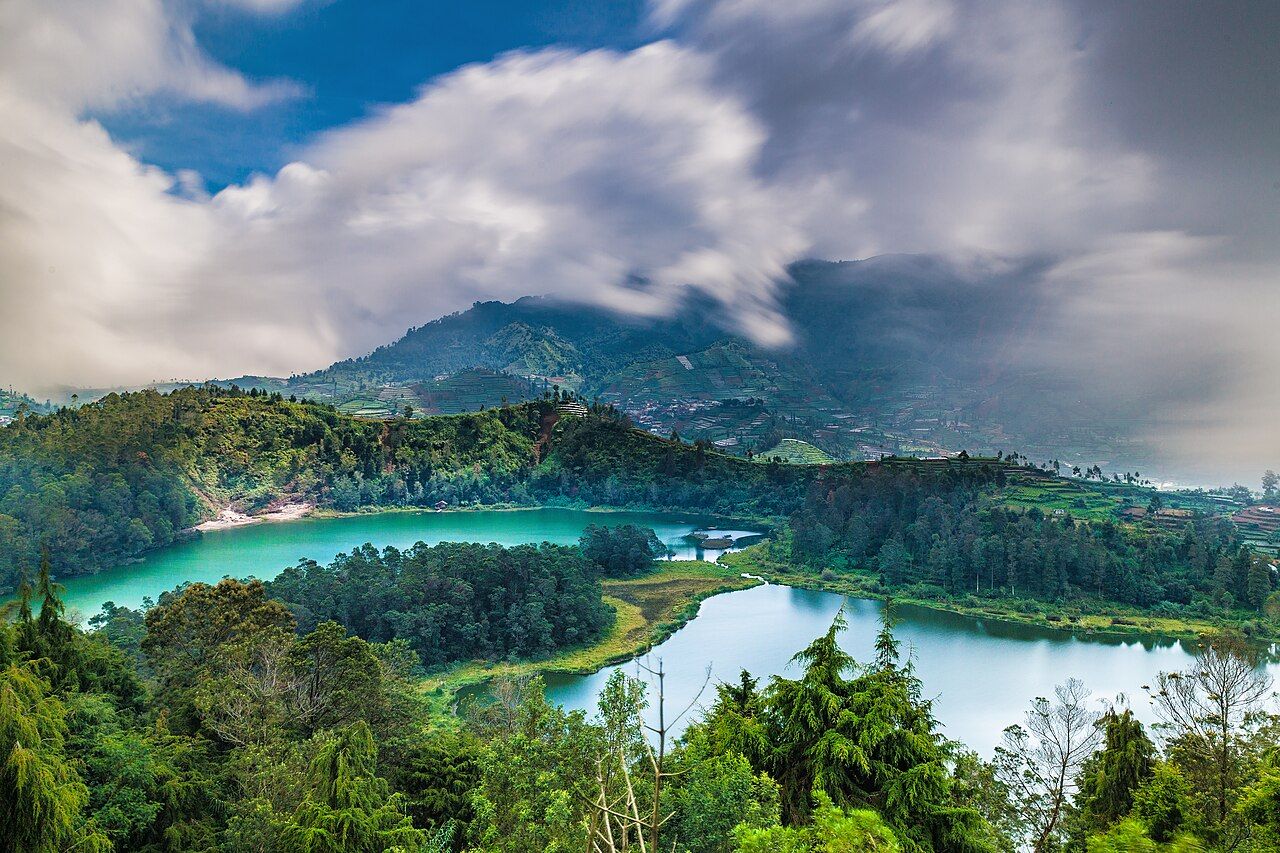 Panorama Telaga Warna Dieng di Jawa Tengah